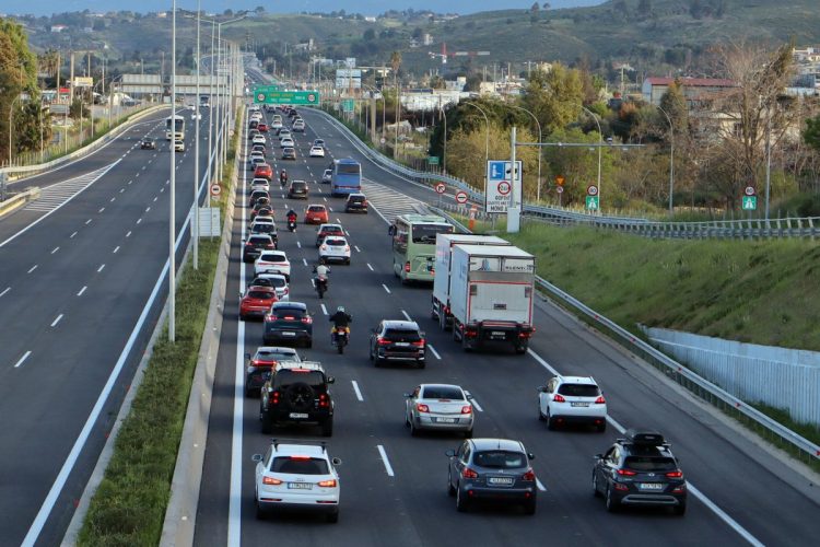 Επιστρέφει το δεύτερο κύμα των Αθηναίων από την έξοδο του Πάσχα – Αυξημένη κίνηση στην Αθηνών – Κορίνθου