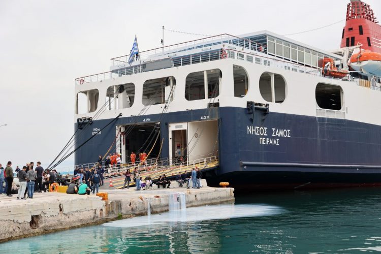 Αποκλεισμένο το λιμάνι της Μυτιλήνης από κτηνοτρόφους – Εκτός πλοίου 700 επιβάτες