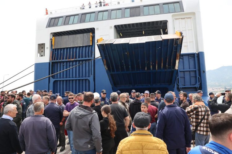 Μυτιλήνη: Μόνο με επιβάτες και ΙΧ αυτοκίνητα αναχωρεί το «Blue Star Patmos»