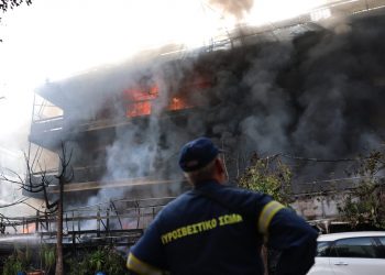 Επεκτάθηκε σε πολυκατοικία η φωτιά που ξέσπασε σε κατάστημα με ανταλλακτικά στο Ίλιον