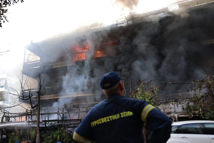 Επεκτάθηκε σε πολυκατοικία η φωτιά που ξέσπασε σε κατάστημα με ανταλλακτικά στο Ίλιον