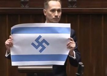 Πολωνία: Ακροδεξιός βουλευτής σηκώνει μέσα στη Βουλή σημαία του Ισραήλ με μια σβάστικα