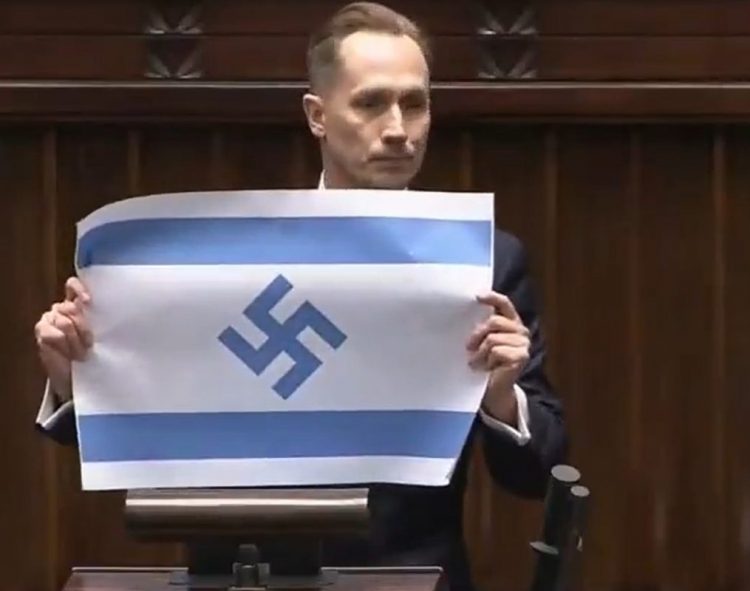 Πολωνία: Ακροδεξιός βουλευτής σηκώνει μέσα στη Βουλή σημαία του Ισραήλ με μια σβάστικα