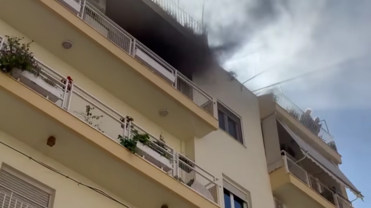 Πάτρα: Ηλικιωμένη νεκρή από φωτιά σε πολυκατοικία – Εκκενώθηκε το κτίριο – ΒΙΝΤΕΟ
