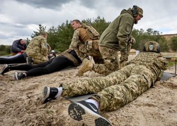 Ο αρχηγός των ουκρανικών ενόπλων δυνάμεων επιβάλλει χρονικό όριο για την παραμονή στρατευμάτων στην πρώτη γραμμή