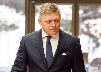 Ρόμπερτ Φίτσο: Η ΕΕ θα πρέπει να αποσύρει τις κυρώσεις στις εισαγωγές ρωσικού πετρελαίου και φυσικού αερίου