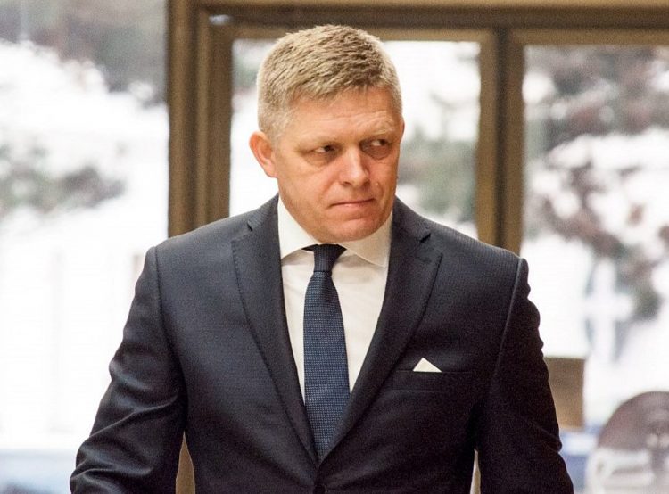 Ρόμπερτ Φίτσο: Η ΕΕ θα πρέπει να αποσύρει τις κυρώσεις στις εισαγωγές ρωσικού πετρελαίου και φυσικού αερίου