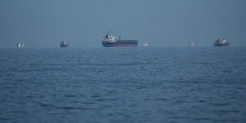 Αποκλεισμένα τα Στενά του Ορμούζ, παραμένουν οι διαφορές στις συνομιλίες ΗΠΑ-Ιράν