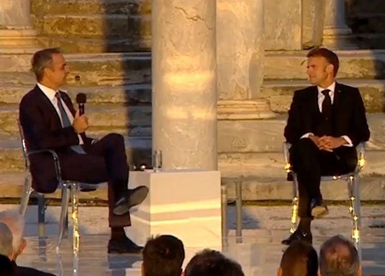 Στην Αθήνα ο Εμανουέλ Μακρόν – Η συζήτηση με Μητσοτάκη στη Ρωμαϊκή αγορά