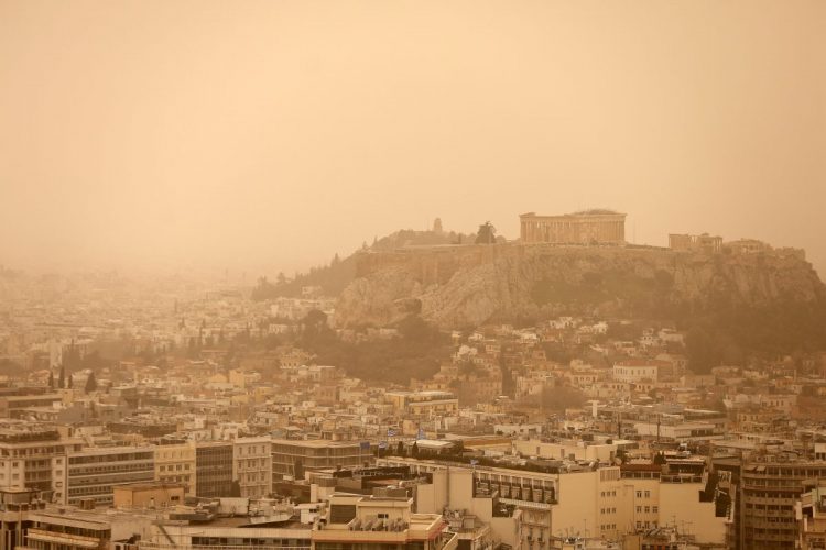 Σε εξέλιξη το επεισόδιο μεταφοράς σκόνης στη χώρα – Από Σάββατο βράδυ η σταδιακή ύφεση του