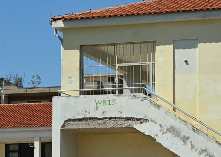 Χαϊδάρι: Σε κρίσιμη κατάσταση μετά την πολύωρη επέμβαση η 13χρονη που έπεσε από το μπαλκόνι του σχολείου της – Πώς έγινε το ατύχημα